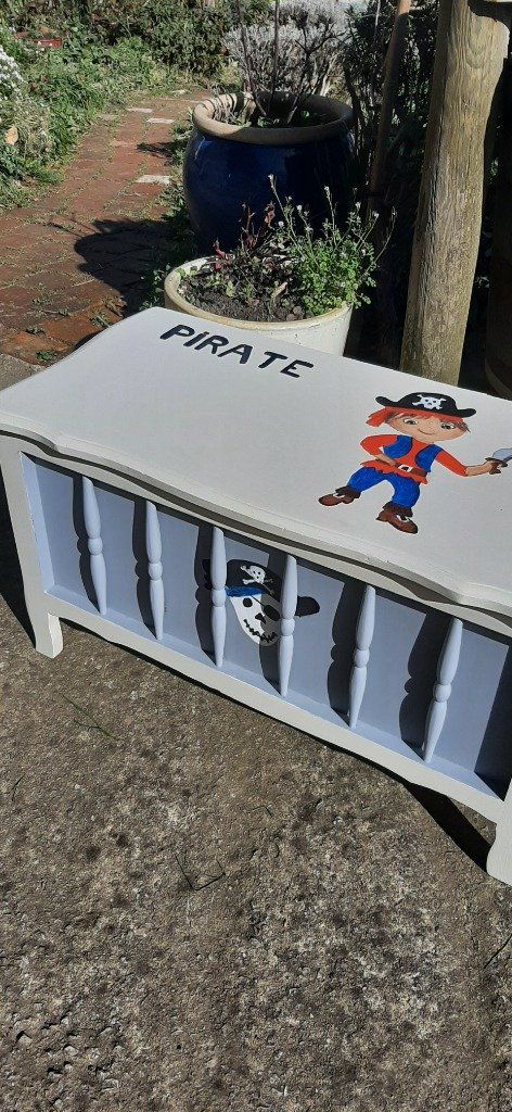Le coffre a été peint avec une peinture acrylique 2 tons de gris
Le thème 'pirate' a été peint en peinture acrylique