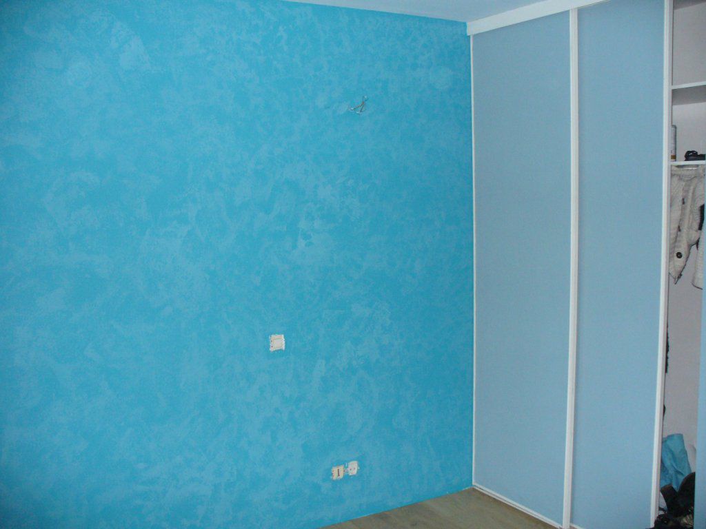 J'ai posé un papier à peindre (patent)  sur les murs de la chambre, puis j'ai appliqué une peinture acrylique bleu turquoise, le placard d'un bleu plus pâle, le plafond est lui d'un bleu très pastel.