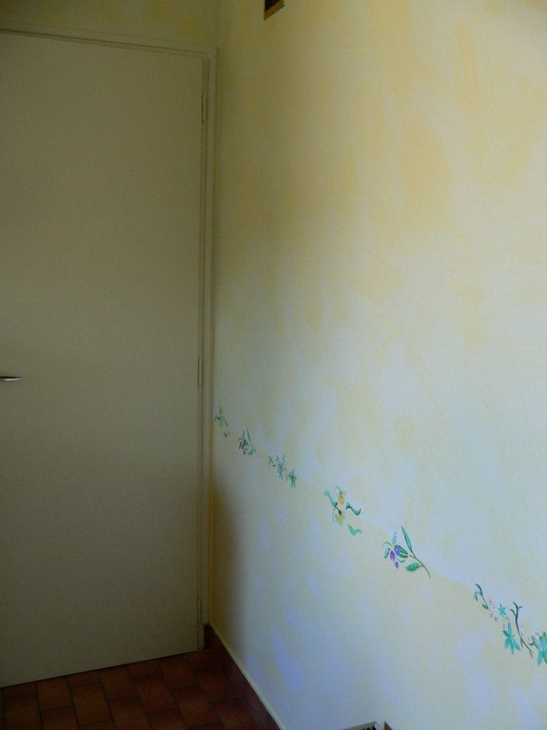 Après finition de la peinture et application de peinture satinée de même ton, sur la porte de cuisine.
Pour souligner le sous bassement, j'ai fait une frise fleurie, au pochoir et à la peinture acrylique