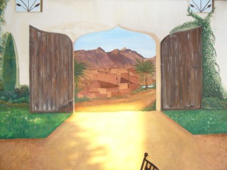 Une porte qui s'ouvre sur un petit village marocain, c'est ce que j'ai peint en peinture acrylique et un vernis de protection a été appliqué