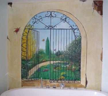 Sur le mur au dessus de la baignoire, une fresque 'Portail sur le Jardin' a été faite, j'ai utilisé de la peinture acrylique et un vernis de protection en finition.