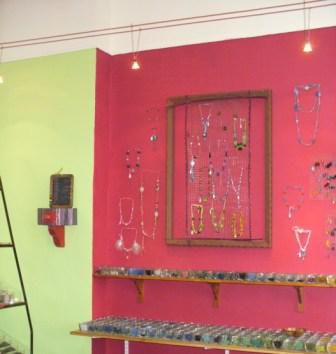 A l'intérieur du magasin, la peinture à la chaux rouge framboise et le vert anis s'accordent bien ensemble ce sont de couleurs complémentaires.
La division a été possible grâce au décrochement de murs