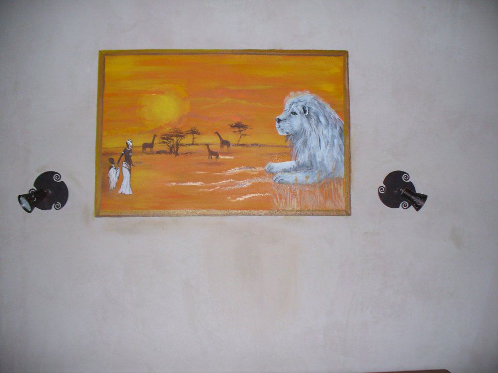 Un espace avait été laissé, après l'application de la peinture à la chaux, j'ai décidé de faire un tableau à l'esprit africain, j'ai utilisé une  peinture acrylique.