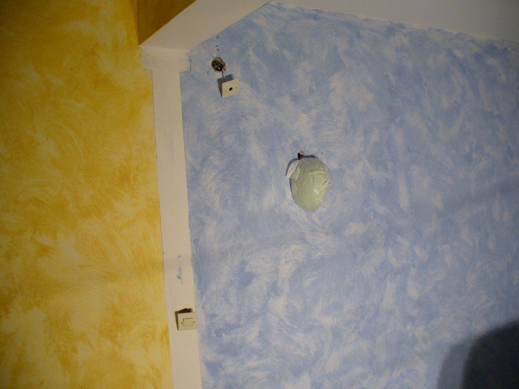 Pour la deuxième partie de la pièce, séparée par une retombé de plafond, un bleu lavande a été appliqué et apporte de la douceur