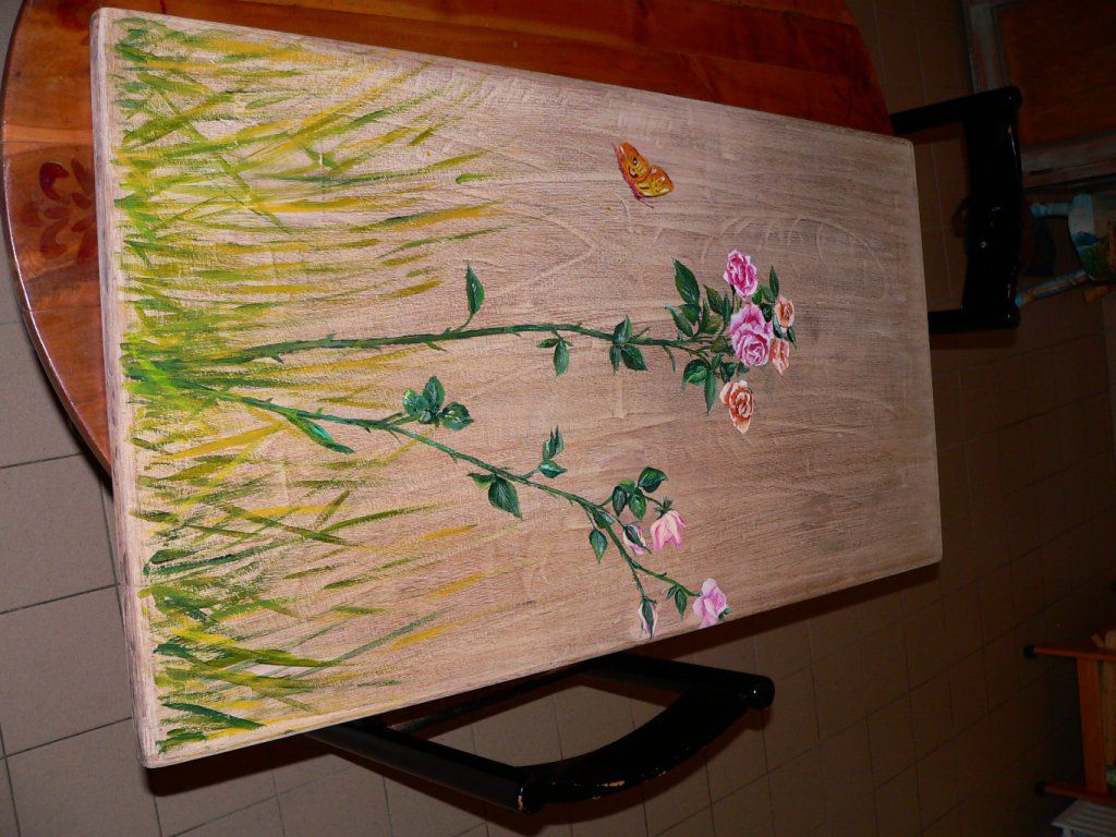 Après un ponçage sur un plateau en chêne, une céruse transparente blanche a été appliqué puis j'ai peint un décors de roses à l'acrylique suivi d'une patine à la cire incolore.