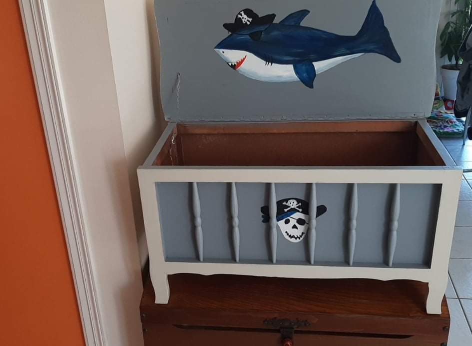 Un requin 'pirate' a été peint en peinture acrylique, sur l'intérieur du couvercle du coffre