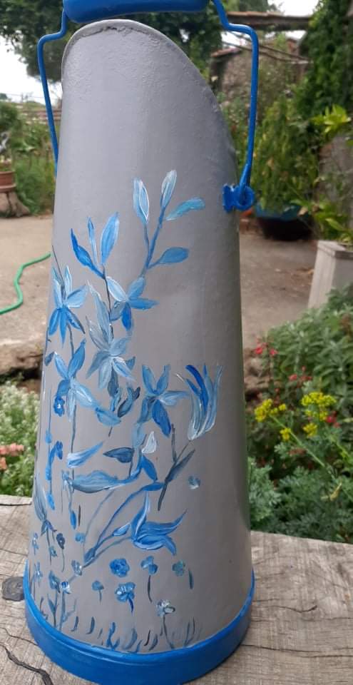 Le seau à charbons est en tôle galvanisée, il a été nettoyé puis peint avec une peinture d'accrochage acrylique, il servira de porte parapluie.