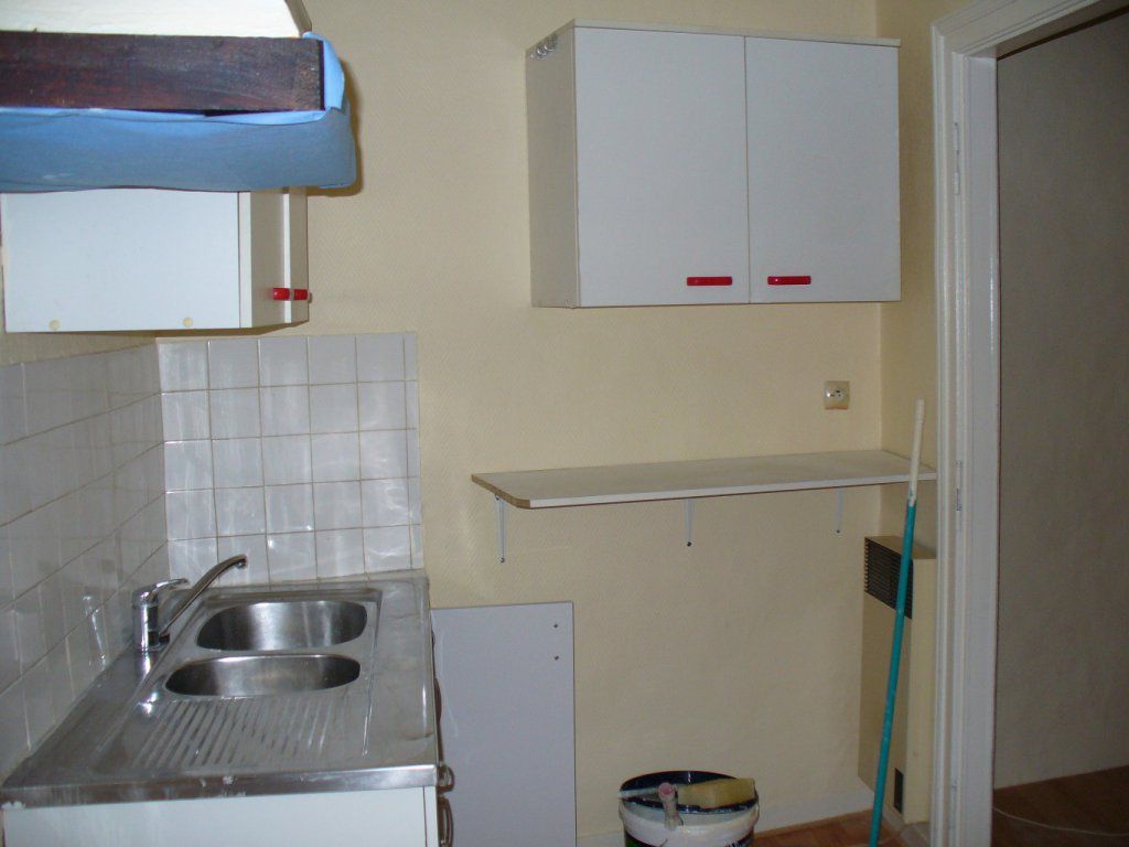 La cuisine, après préparation je l'ai peinte de la même couleur, peinture acrylique, que le reste de l'appartement.
