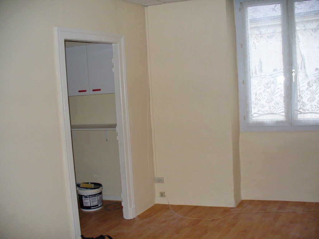 J'ai préparé et peint le reste de l'appartement,de la même manière
 et même couleur, les boiseries sont peintes en blanc.