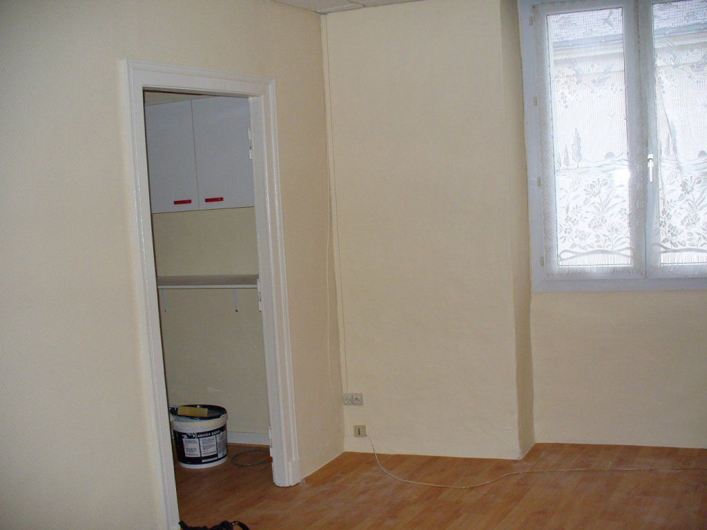 J'ai préparé et peint le reste de l'appartement,de la même manière
et même couleur, les boiseries sont peintes en blanc.