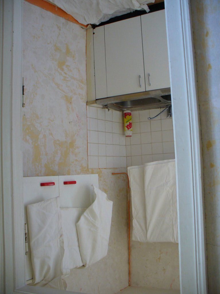 Les murs de la cuisine avait un papier peint orange après décollage du papier j'y ai fait un rebouchage et un ponçage sur l'ensemble.