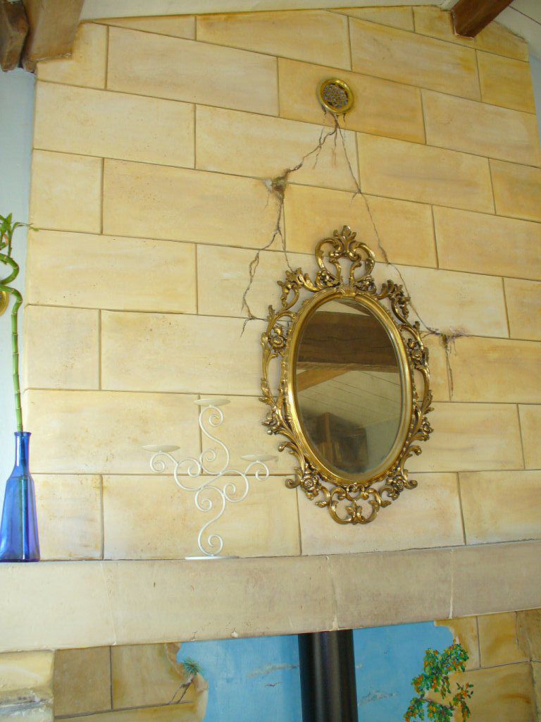 Sur le haut d'une cheminée, de fausses pierres Tuffeau, je l'ai faites à l'acrylique, fausses fissures et vrai miroir