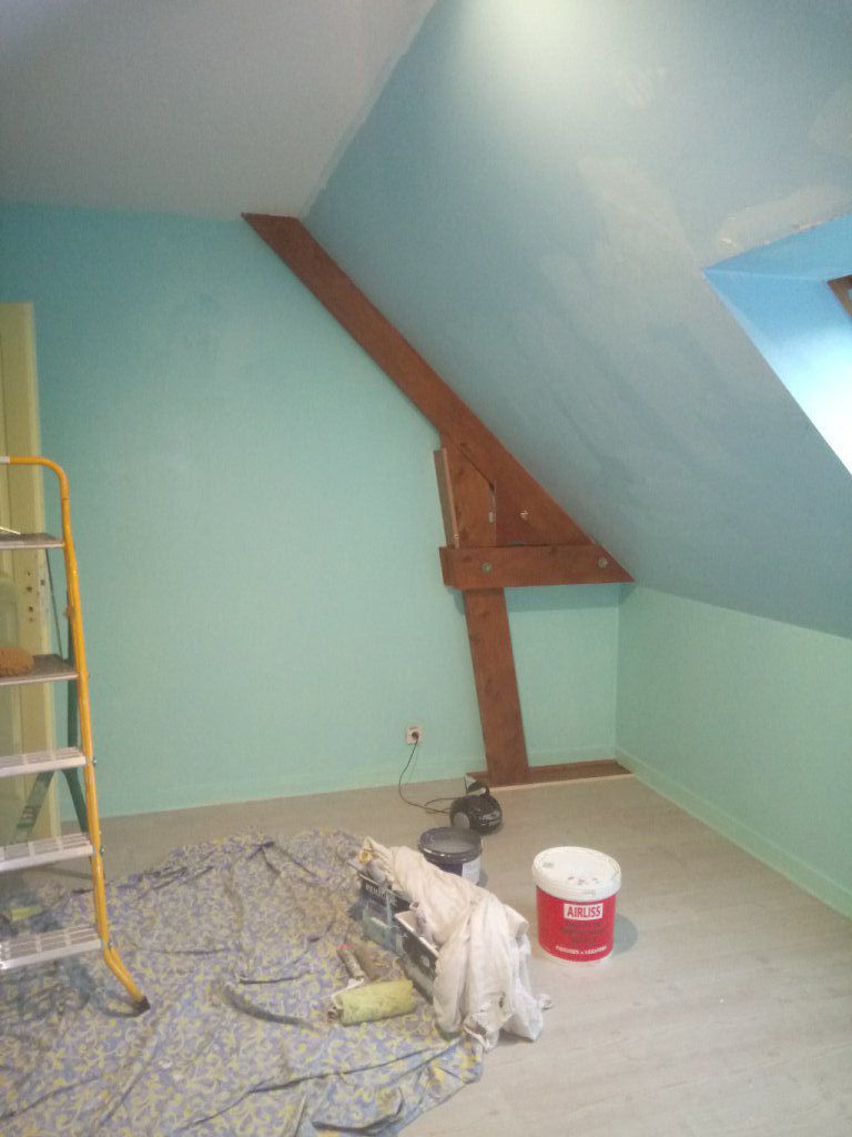 Pour cette chambre un peu mansardée, j'ai choisi une couleur un peu plus vive 
La peinture à base d'algues sera appliquée sur les murs, après la préparation de rebouchage et de ponçage