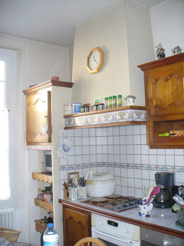 Dans une cuisine rustique, il y avait une peinture abîmée et usée par le temps sur les murs, un lessivage puis rebouchage et ponçage étaient nécessaire
