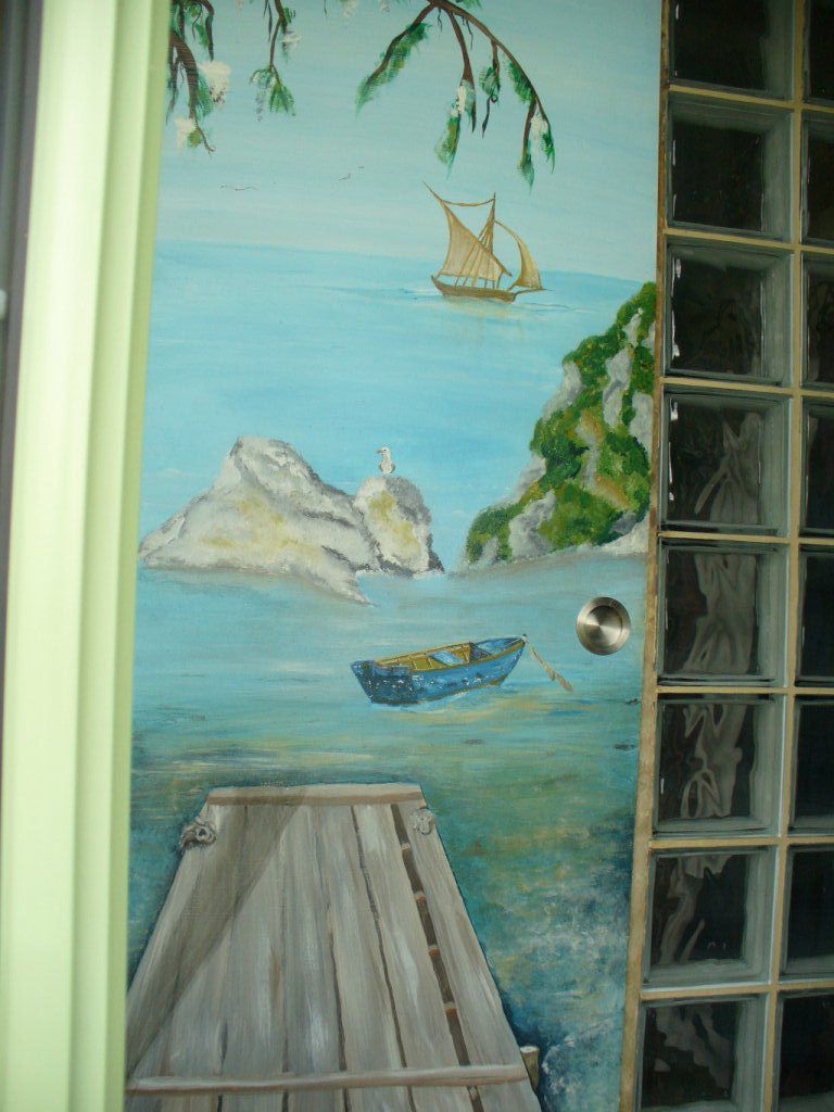 Sur la porte coulissante,  un autre  paysage 'mer et port d'amarrage' a vu le jour, je l'ai peint à l'acrylique et mis une finition vernis