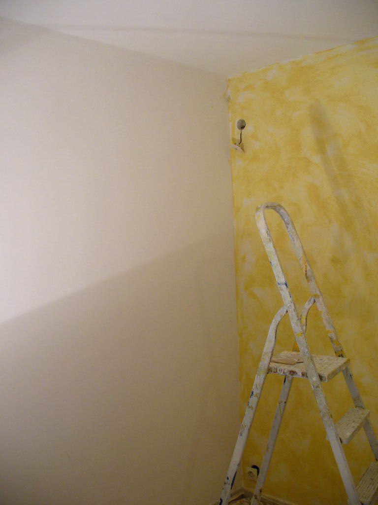 Après la préparation de supports, j'ai travaillé une peinture sablé jaune d'or en faisant un effet 'nuagé'  avec une grande brosse spalter.