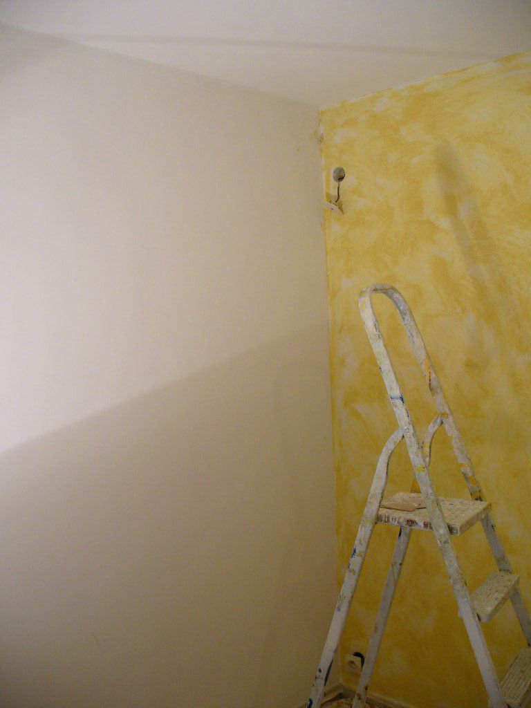 Après la préparation de supports, j'ai travaillé une peinture sablé jaune d'or en faisant un effet 'nuagé' avec une grande brosse spalter.