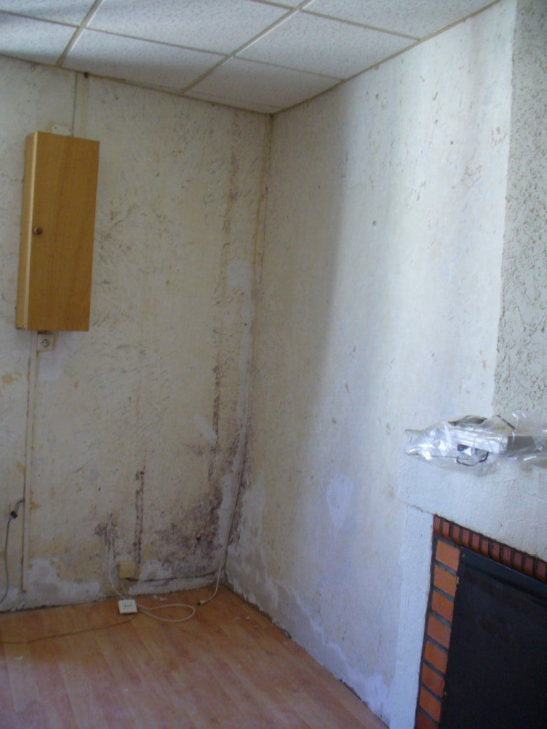 Le papier peint a été enlevé, j'ai traité l'humidité des murs avec une peinture spéciale et les fissures et trous ont été rebouché à l'enduit à l'eau.