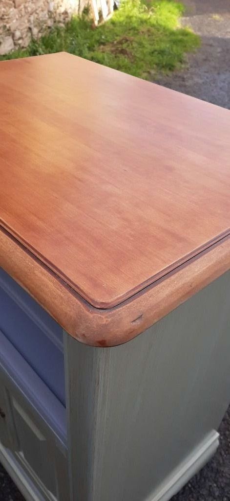 Le plateau du Meuble est laissé en naturel, il a été poncé et une patine à l'ancienne a été appliqué en 2 couches